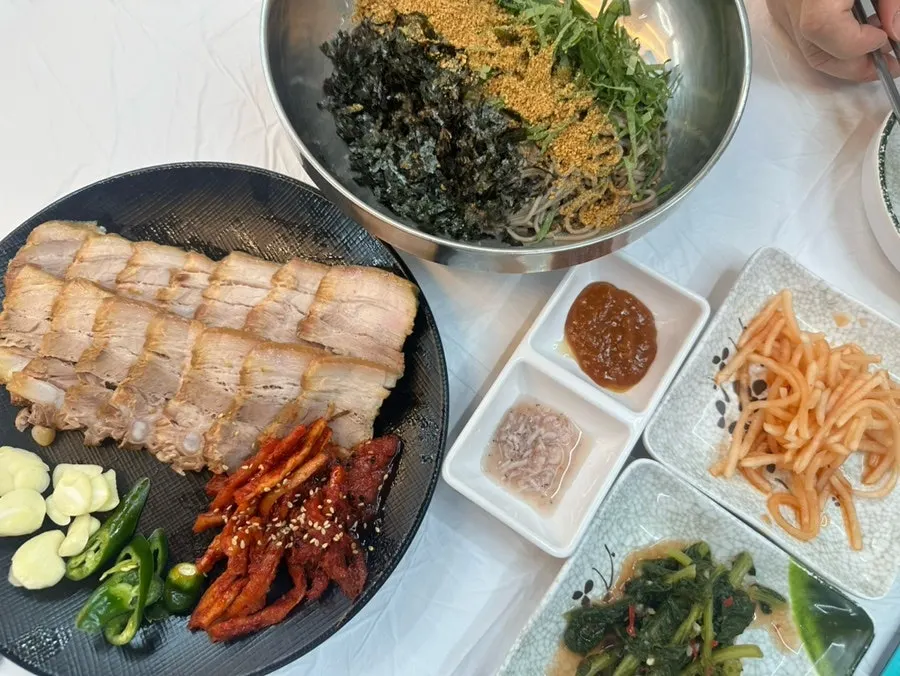피자칼로 자른 감자전 한 조각