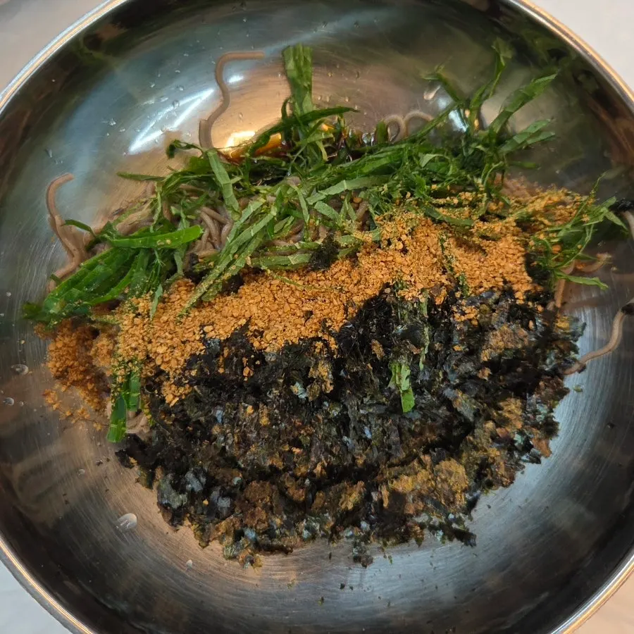 Deulmemak topped with perilla leaves and seaweed flakes