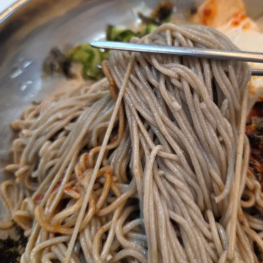 Noodle strands of seasoned buckwheat makguksu