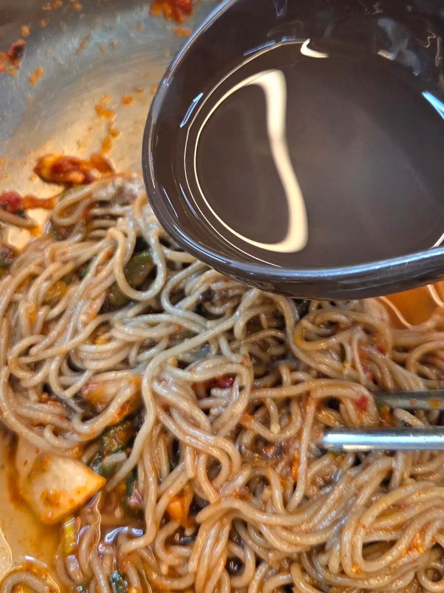Pouring dongchimi broth into the makguksu