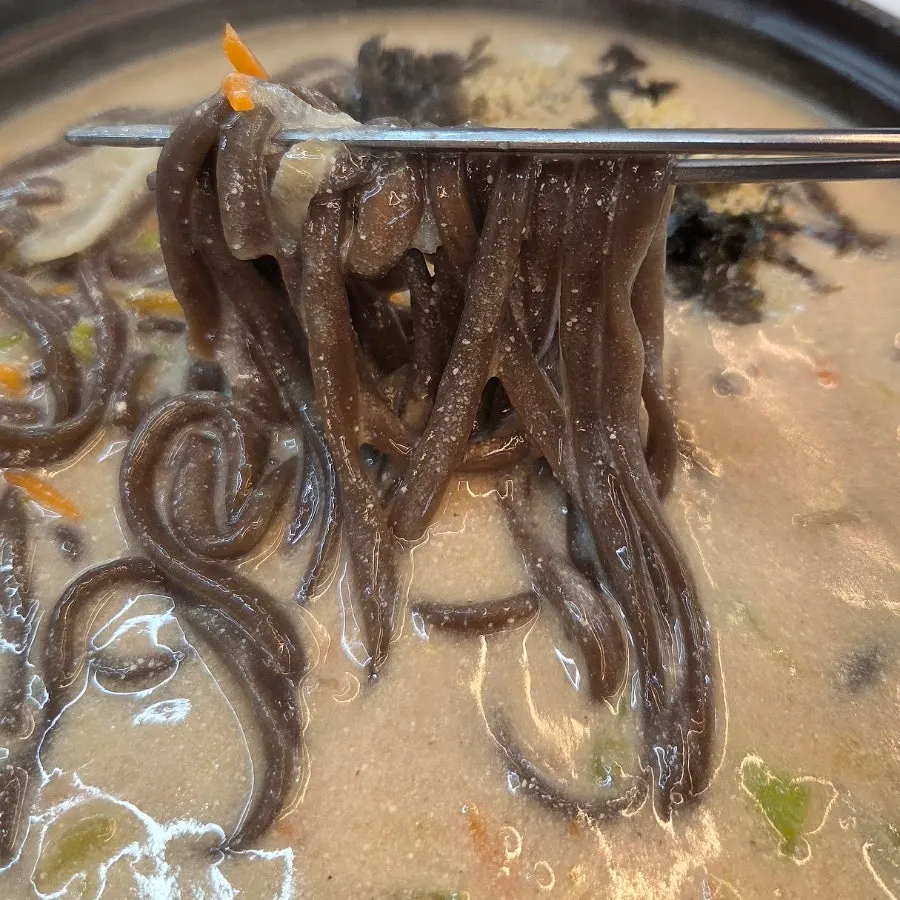 Noodle strands of buckwheat perilla kalguksu