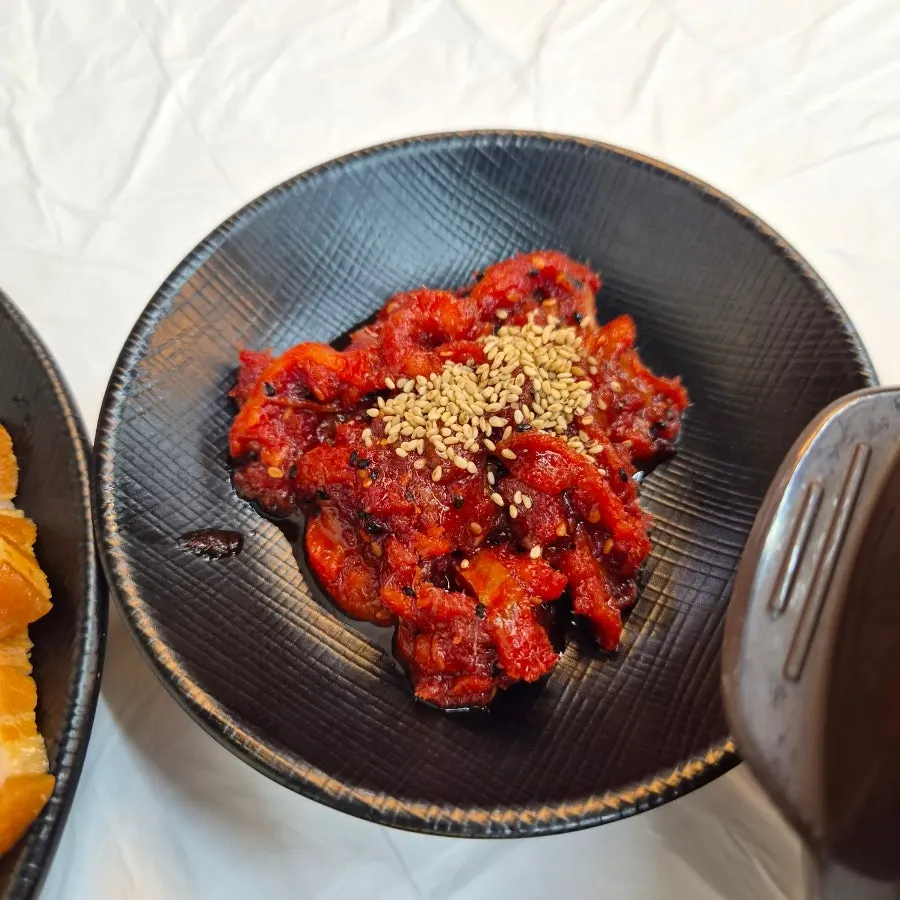 A plate of thick-sliced solo-size suyuk