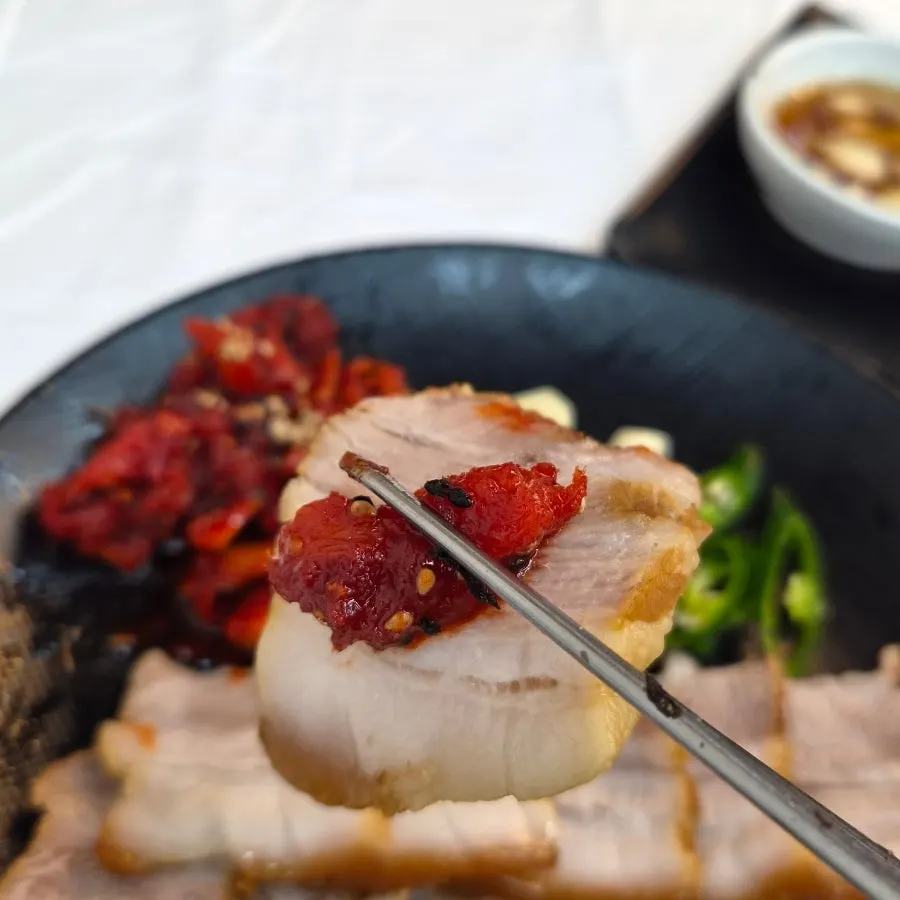 Suyuk topped with seasoned pollack salad