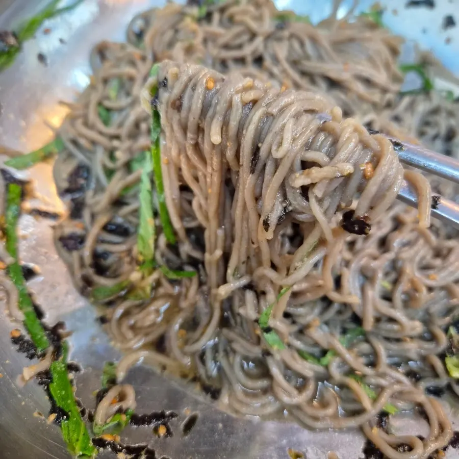 Perilla oil makguksu with dongchimi broth poured in