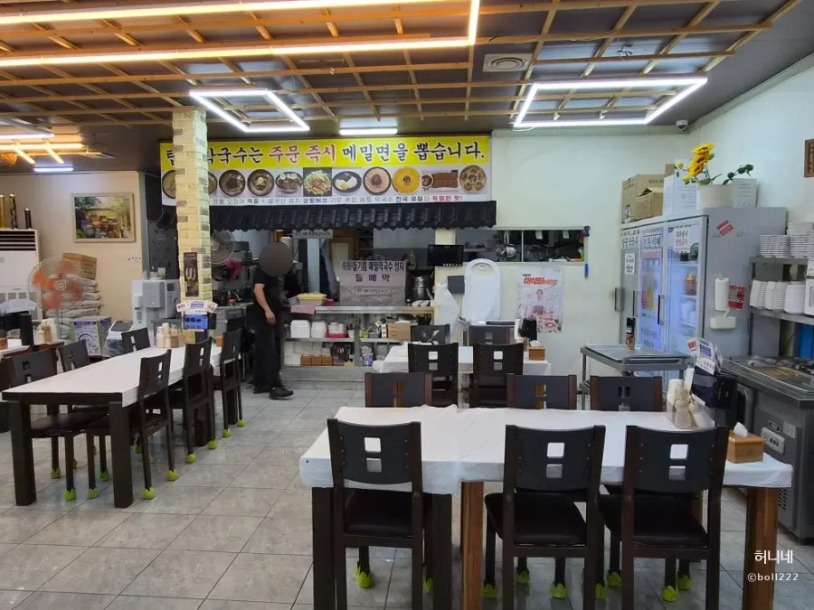 Quiet restaurant tables before customers arrive