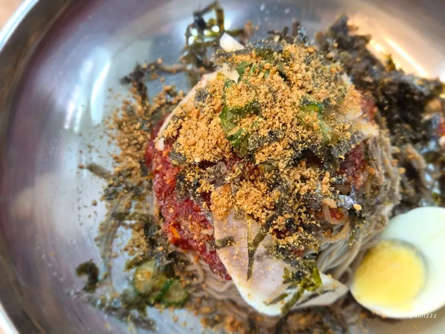Buckwheat makguksu with perilla oil and vinegar added
