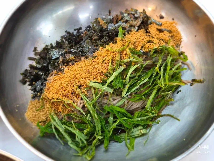 A bowl of deulmemak perilla oil makguksu