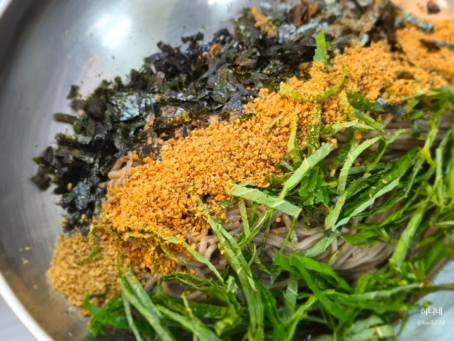 Deulmemak generously drizzled with perilla oil
