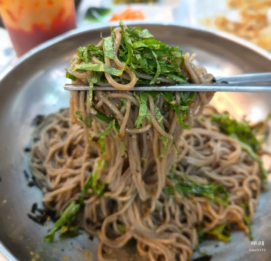Deulmemak mixed with seasoning sauce on top