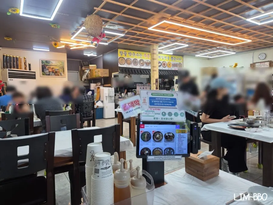 늦은 점심 손님이 많은 매장 내부