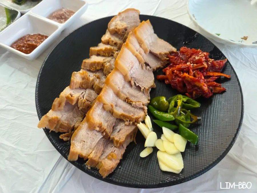 양이 넉넉한 1인 수육 한 접시
