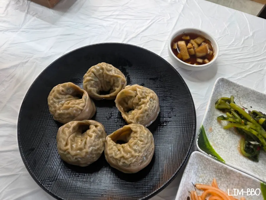메밀 왕만두와 양파절임