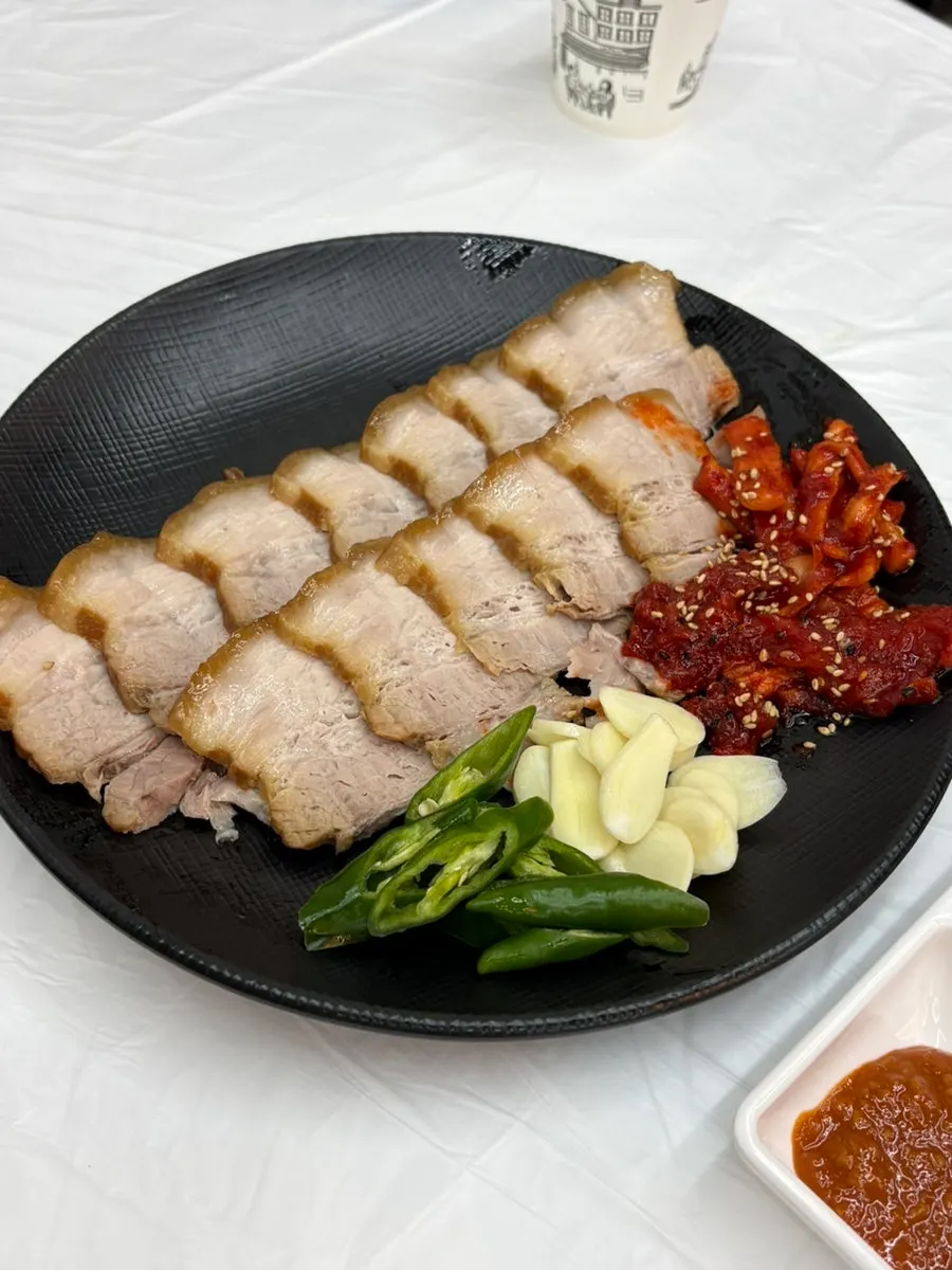 A plate of single-serving suyuk at Topgol Makguksu