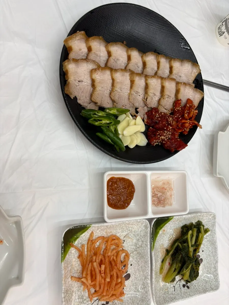 Single-serving suyuk table setting