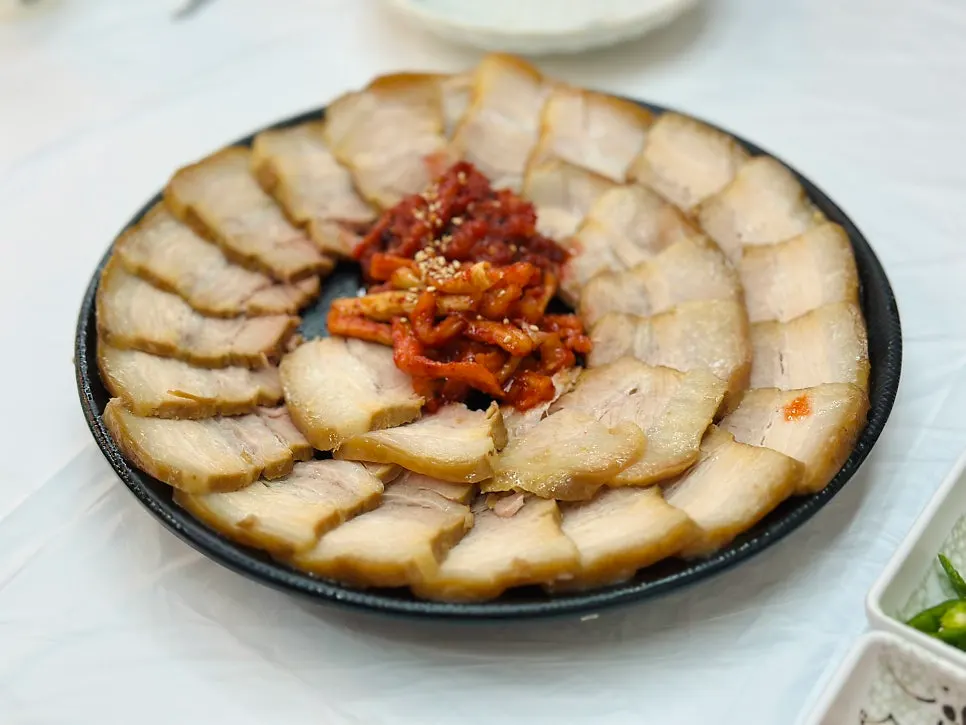 Plate of thinly sliced large-size suyuk