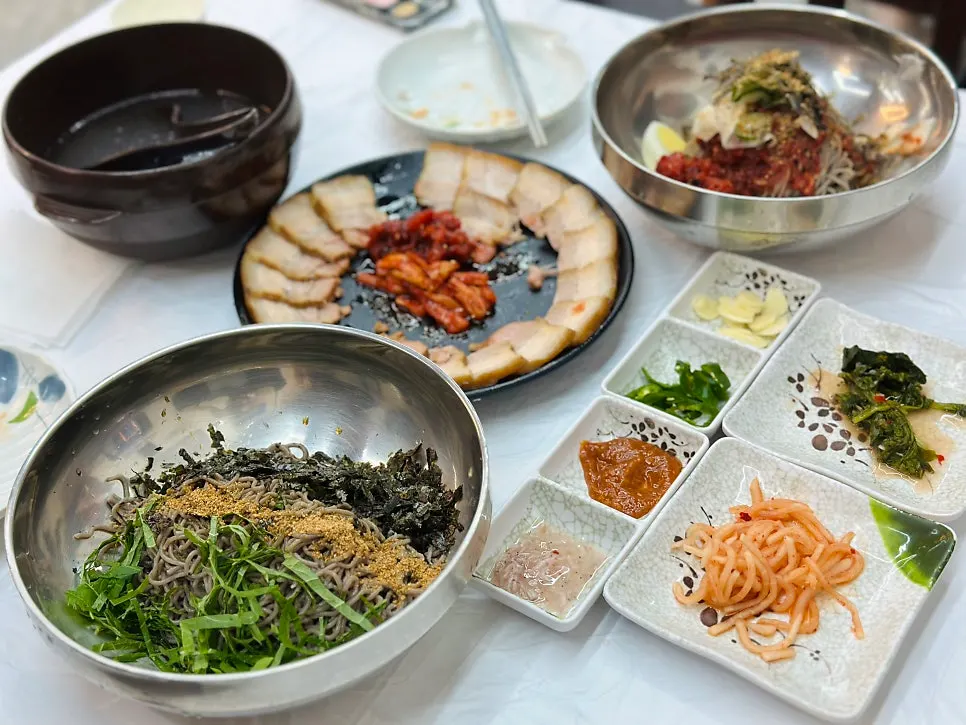Lunch spread with makguksu and suyuk served together