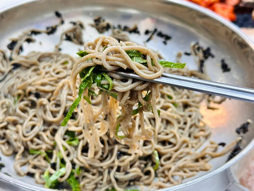 Pouring dongchimi broth over makguksu