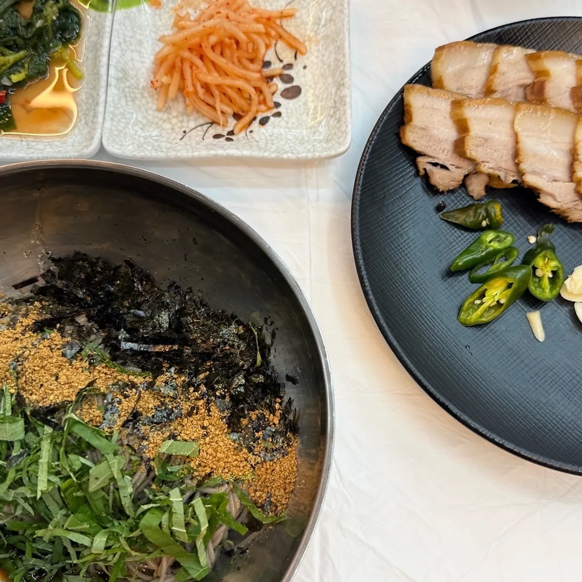 들기름 메밀 막국수와 1인 수육 한 상