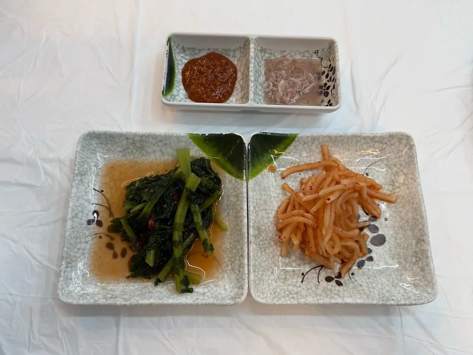 막국수와 수육, 기본찬 상차림