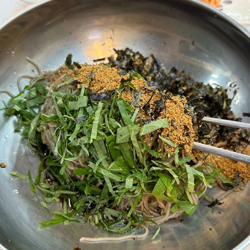 깻잎과 김가루, 들깨가루 올린 들기름 메밀 막국수