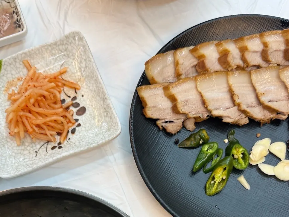 지방과 살코기 비율이 적당한 수육