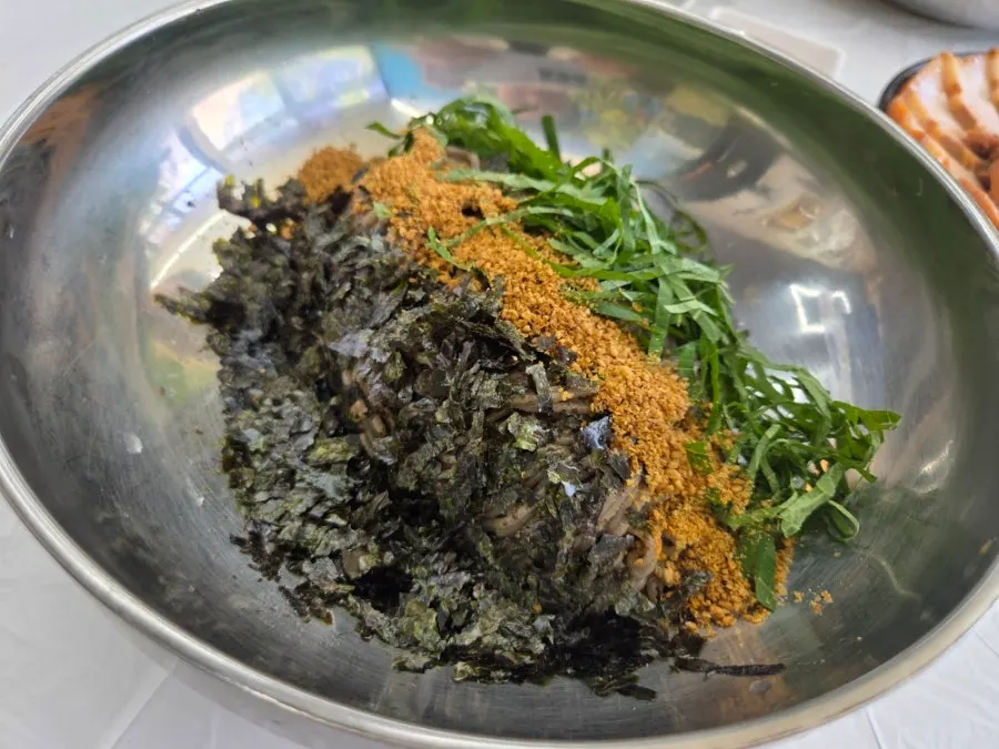Deulmemak topped with perilla oil, seaweed flakes, and perilla leaf