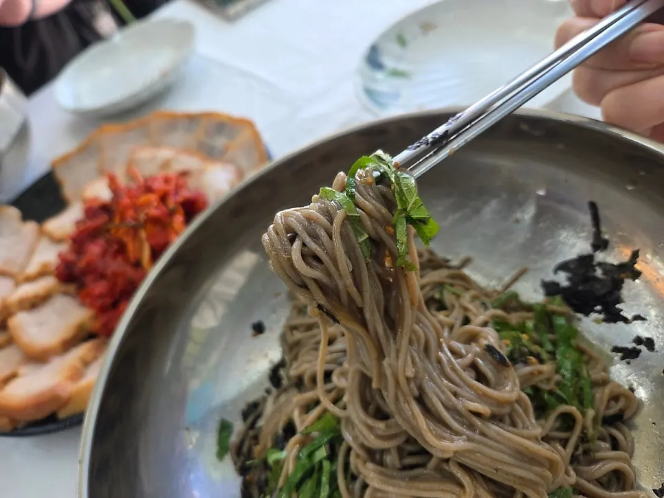 Buckwheat noodles lifted with chopsticks