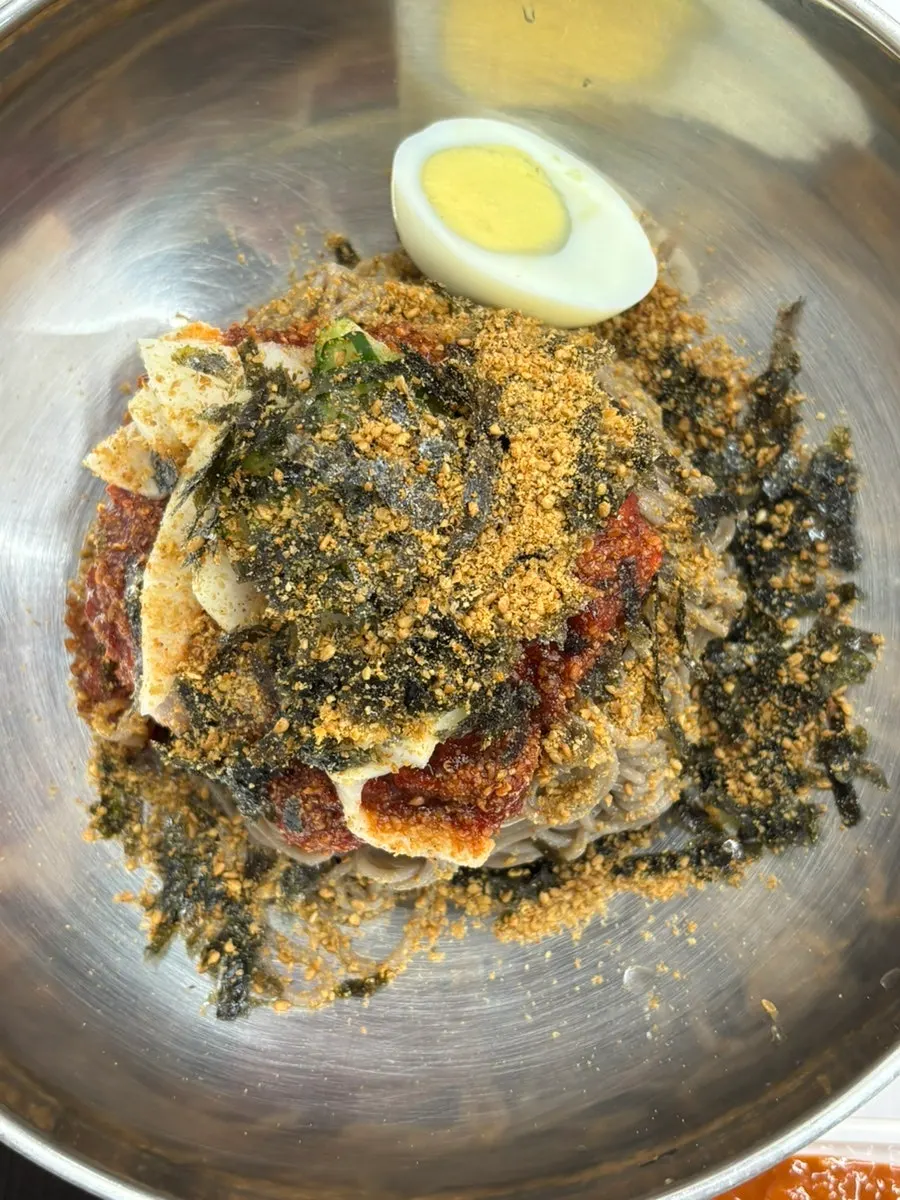 양념이 올라간 메밀막국수