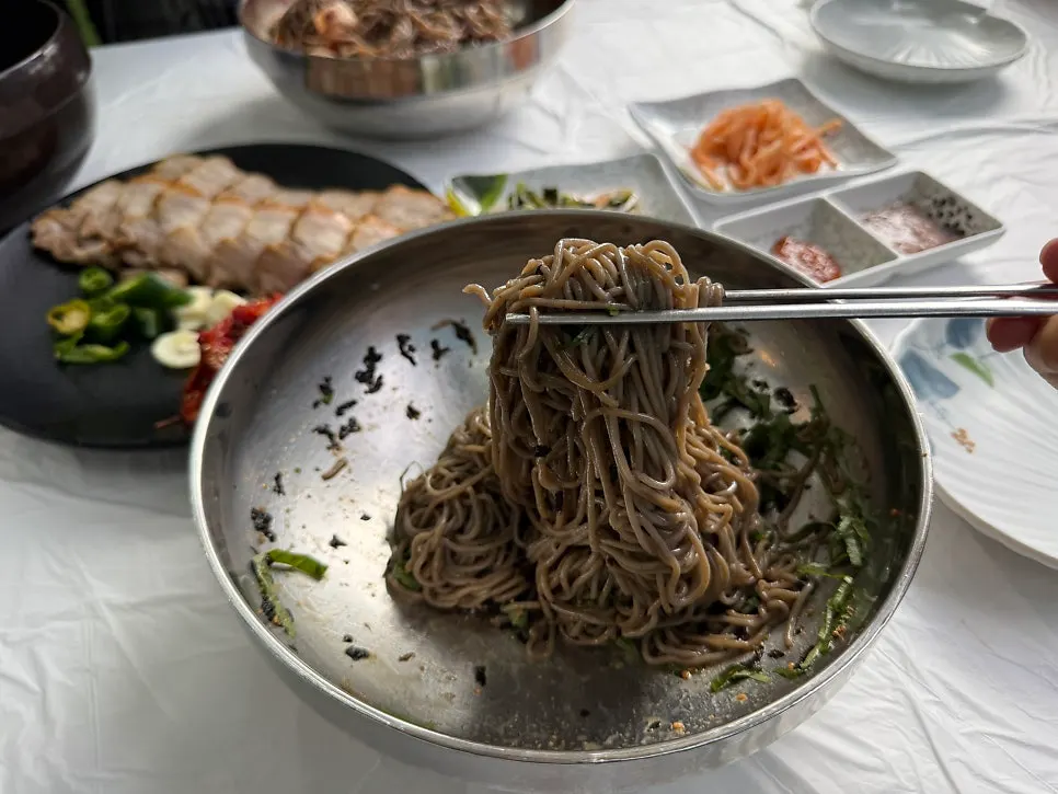 Evenly mixed perilla oil buckwheat makguksu