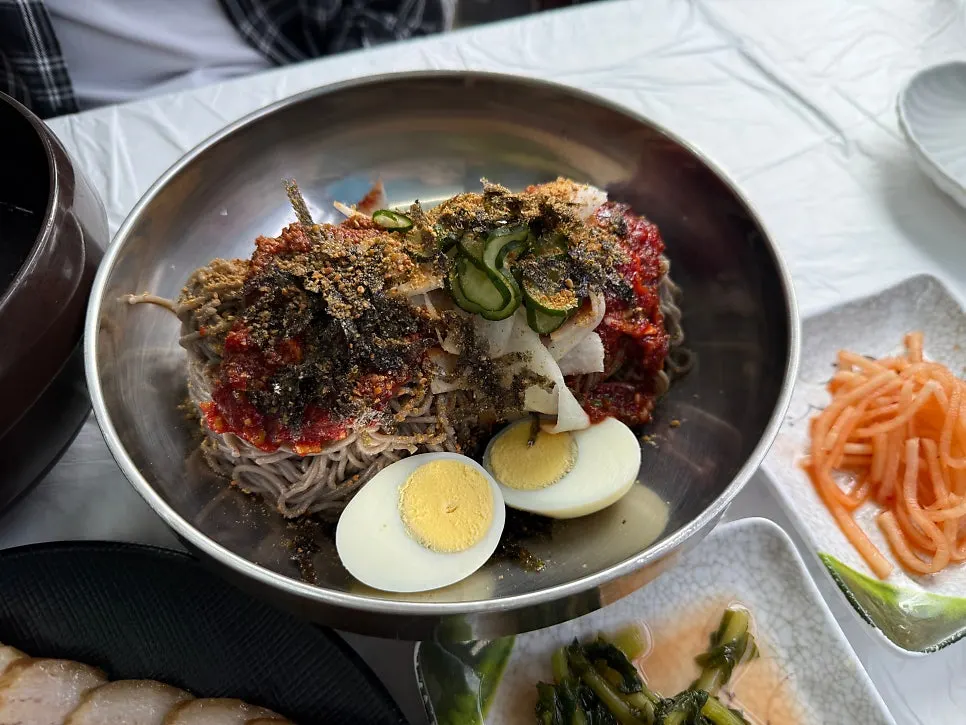 Large buckwheat makguksu with red seasoning