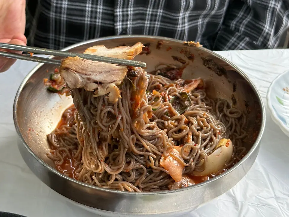 Buckwheat makguksu mixed with a little dongchimi broth
