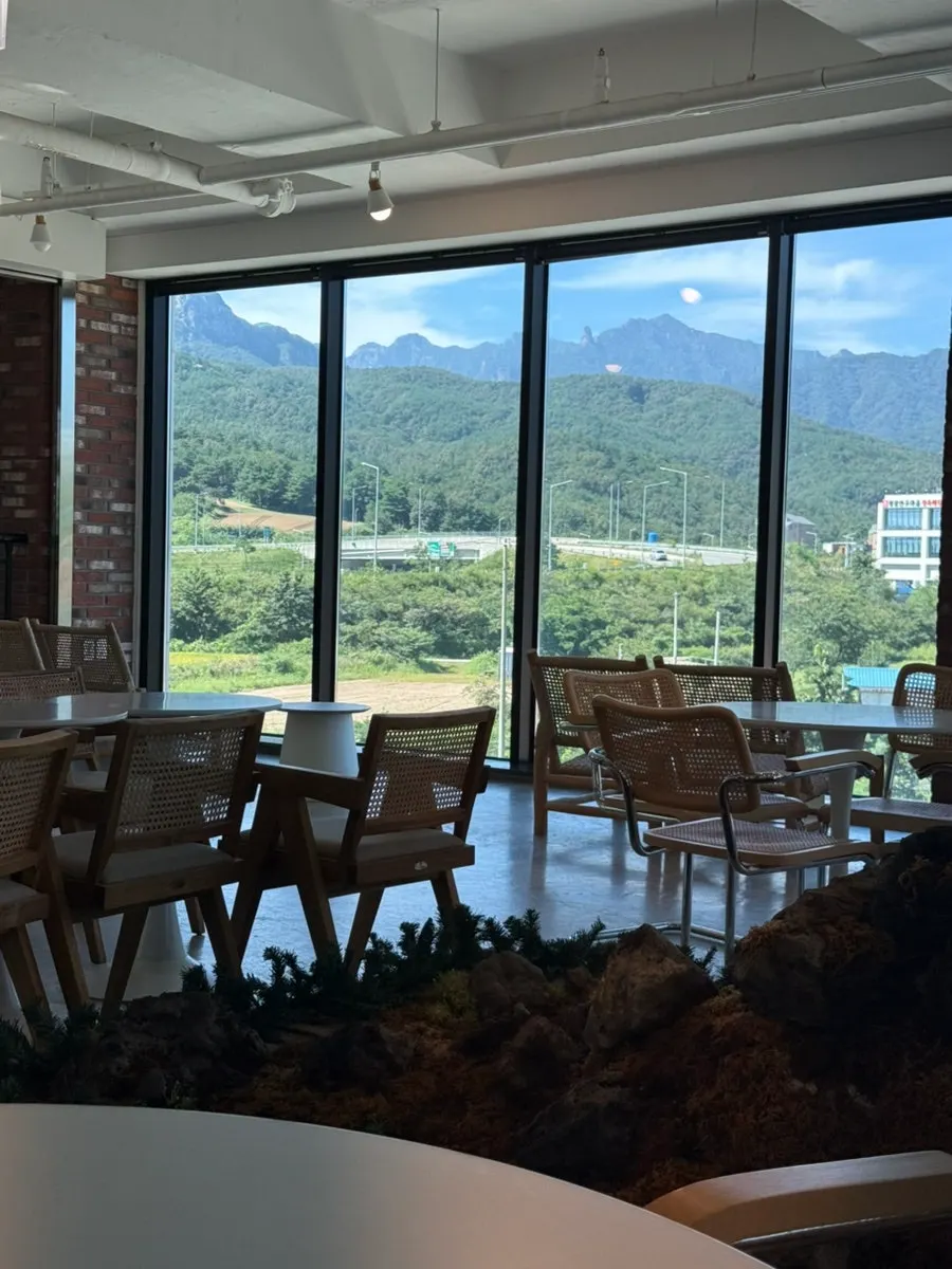 Ulsanbawi scenery viewed from inside the café