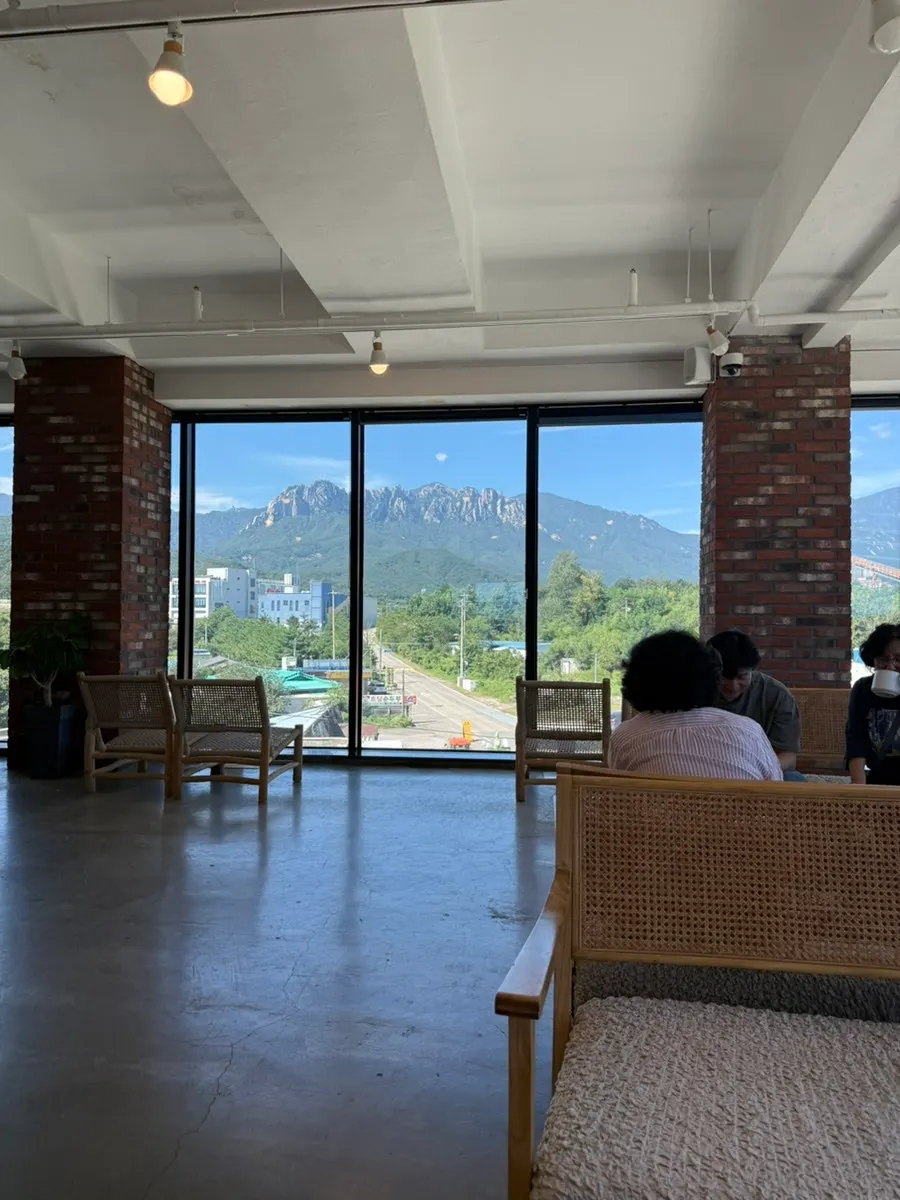 Seoraksan scenery through floor-to-ceiling windows