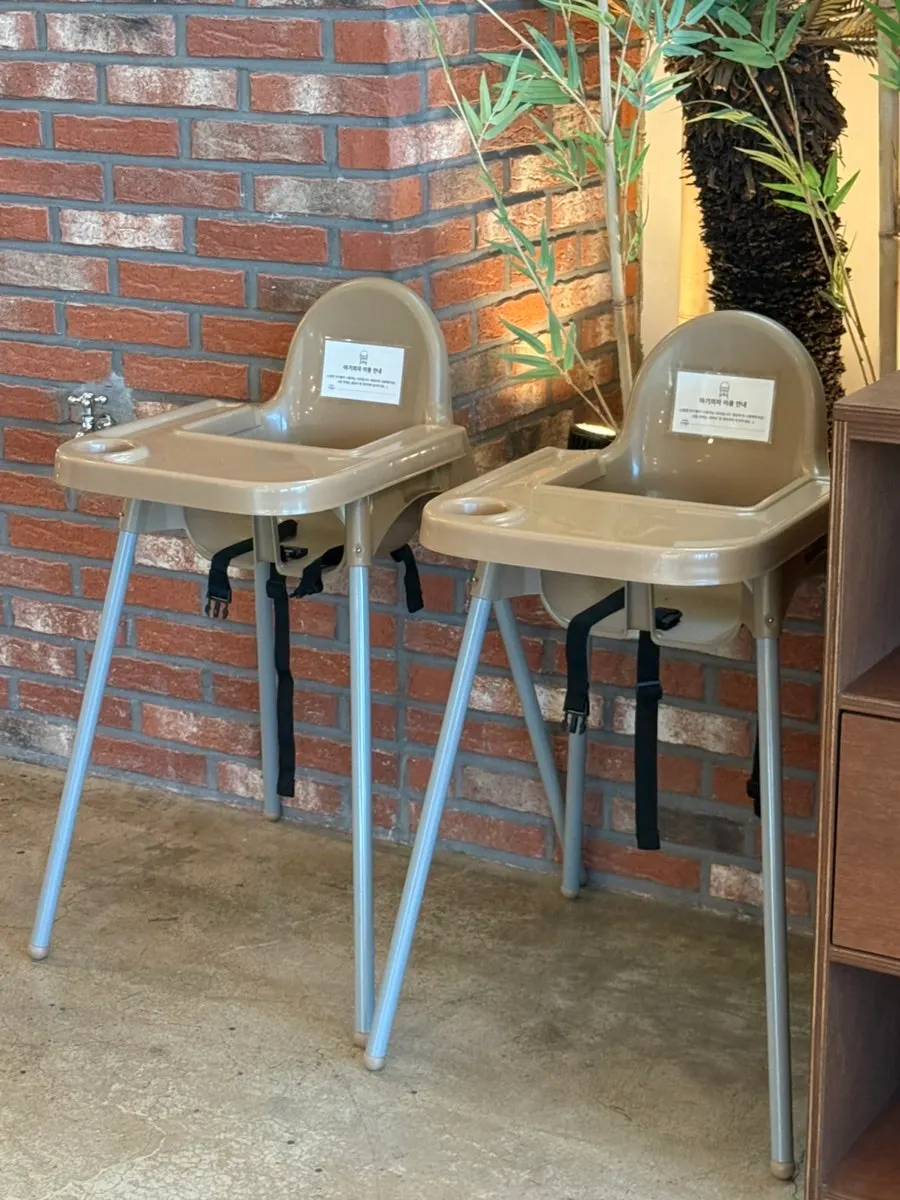 Interior convenience facilities at Cafe Neorae