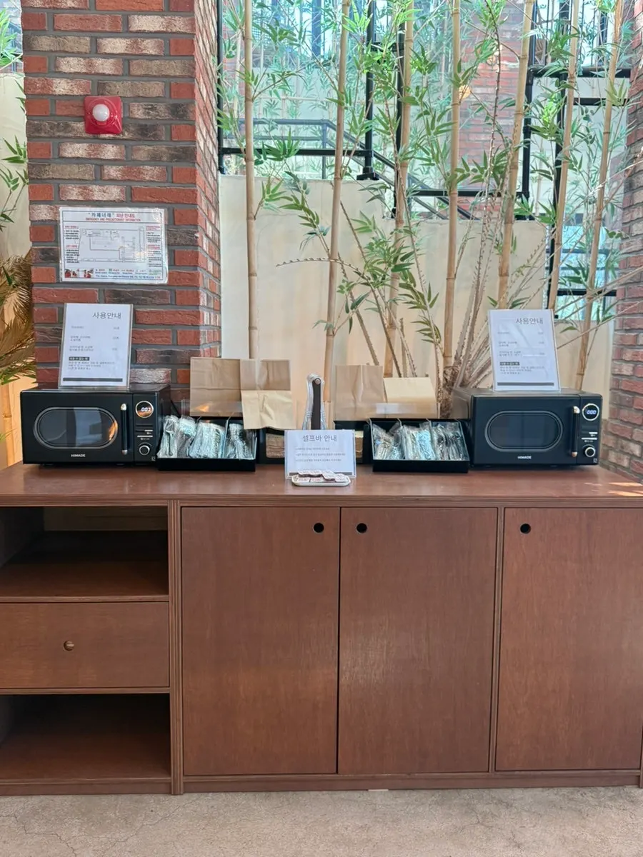 Café facilities for travelers with children