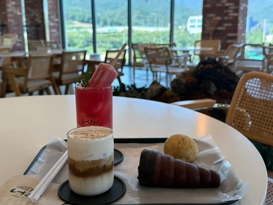 Seoraksan scenery enjoyed with coffee