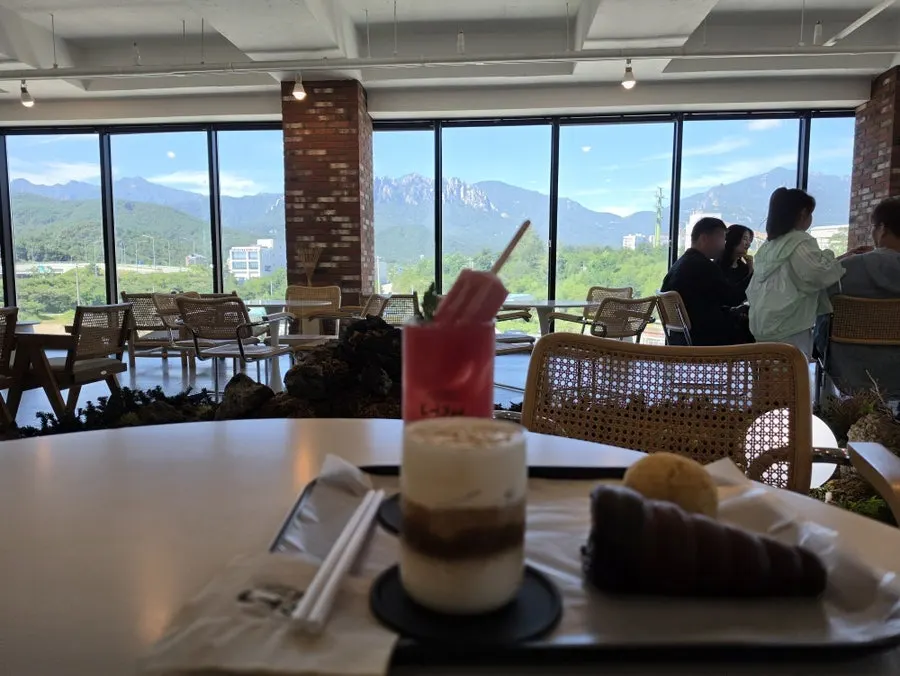 Cafe Neorae scenery enjoyed during a Sokcho trip