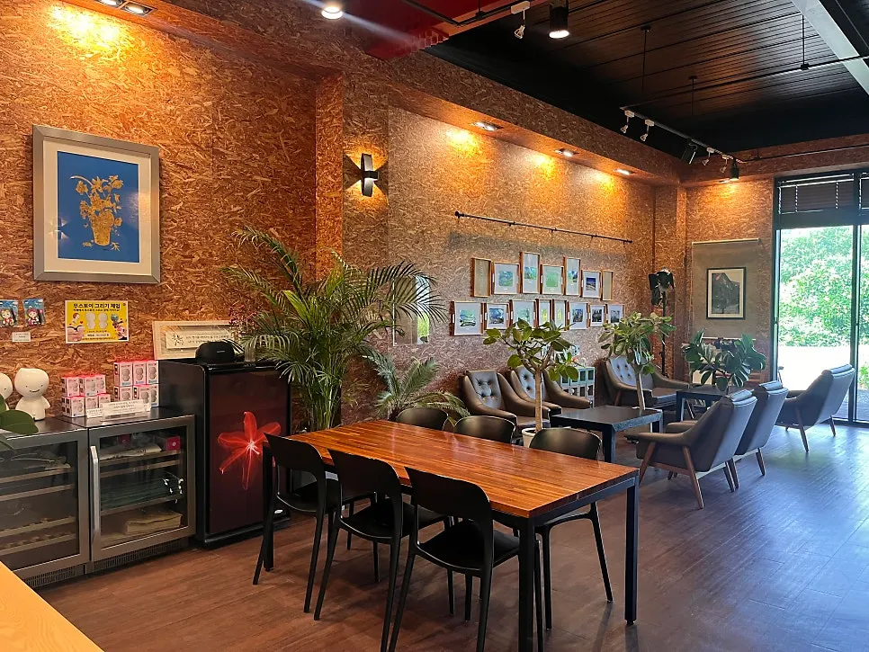 Cute, detailed café interior decor