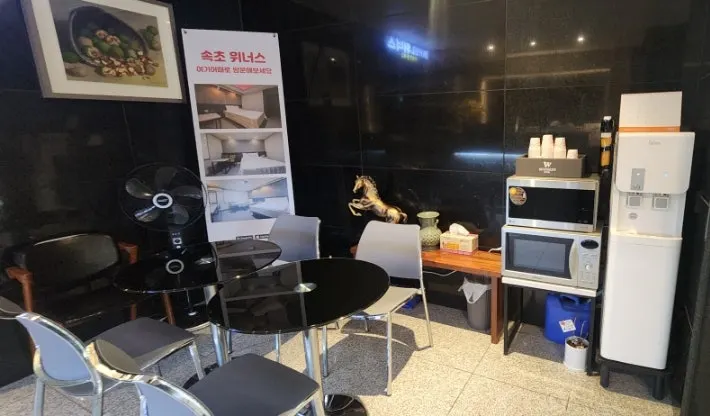 Lobby benches and tables at Winners Motel