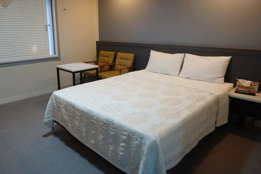 View of a neatly arranged Winners Motel room