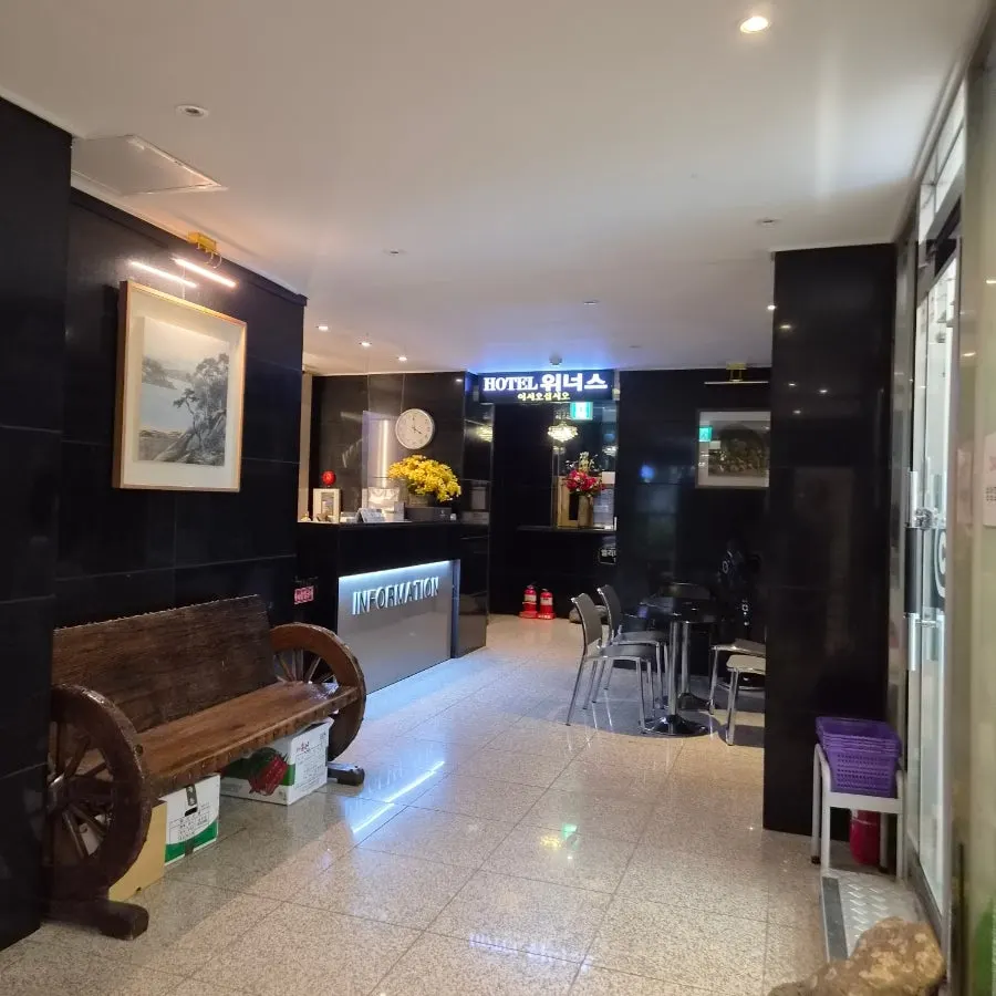 Aparcamiento privado gratuito junto al edificio de Winners Motel