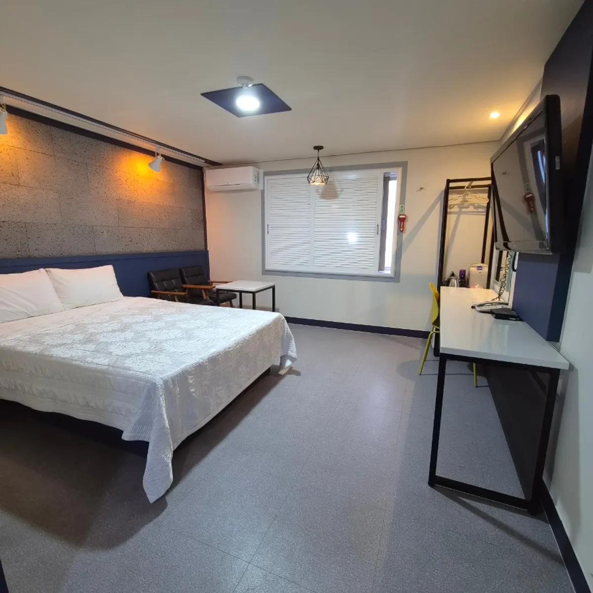 Recepción de Winners Motel con información de check-in