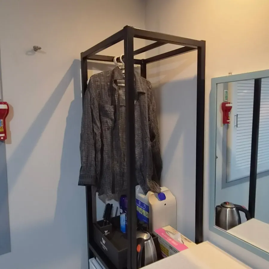 Mueble junto a la nevera usado como perchero