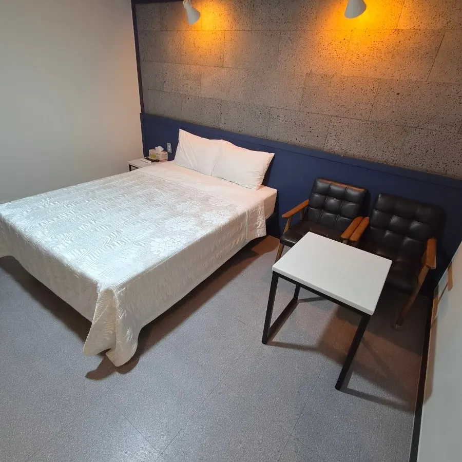 Cama de la habitación perfectamente ordenada