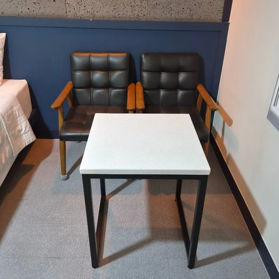 Silla y mesa junto a la cama