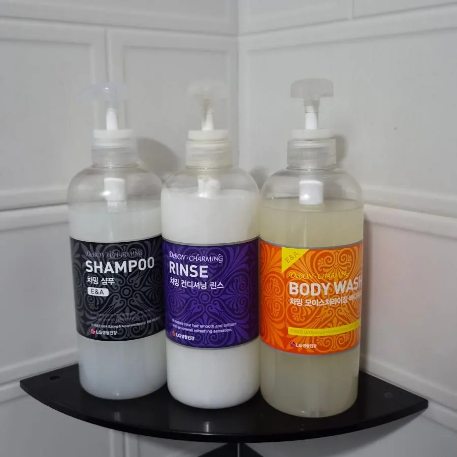 Champú, acondicionador y gel de baño en la zona de ducha