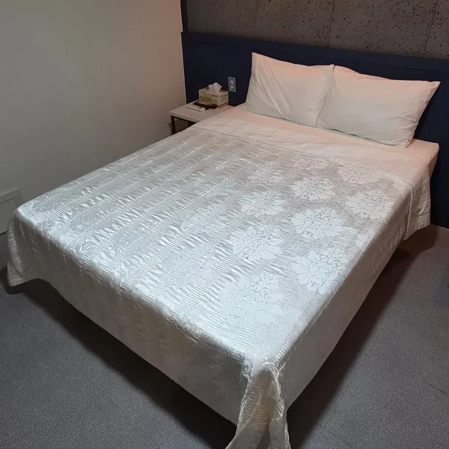 Zona de descanso con televisor y aire acondicionado