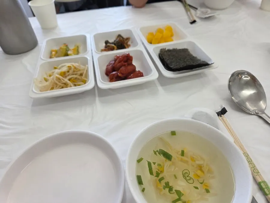 대표메뉴 짜글낙지를 먹는 매장 테이블 풍경
