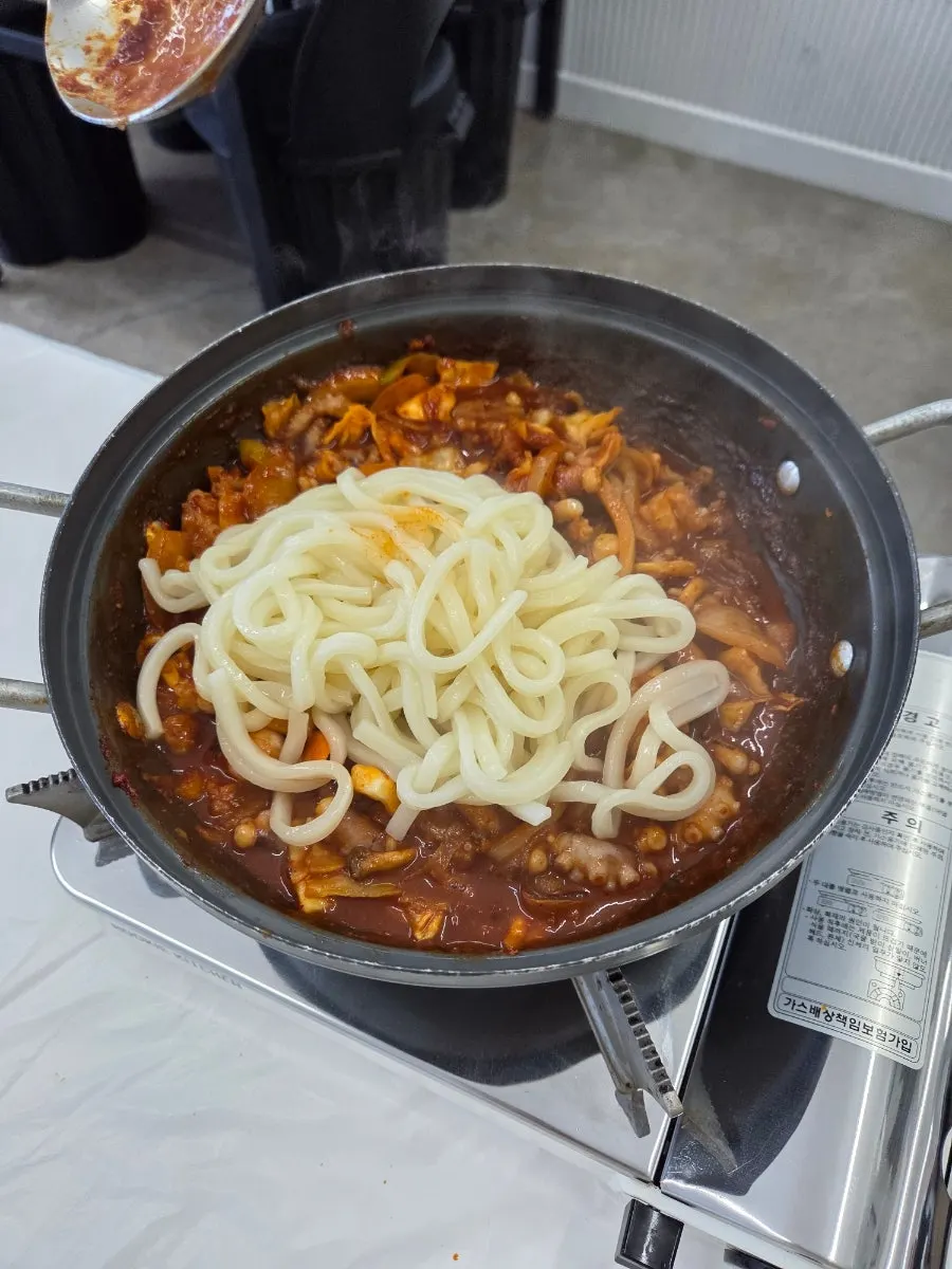 매콤한 양념이 배어든 짜글낙지 클로즈업