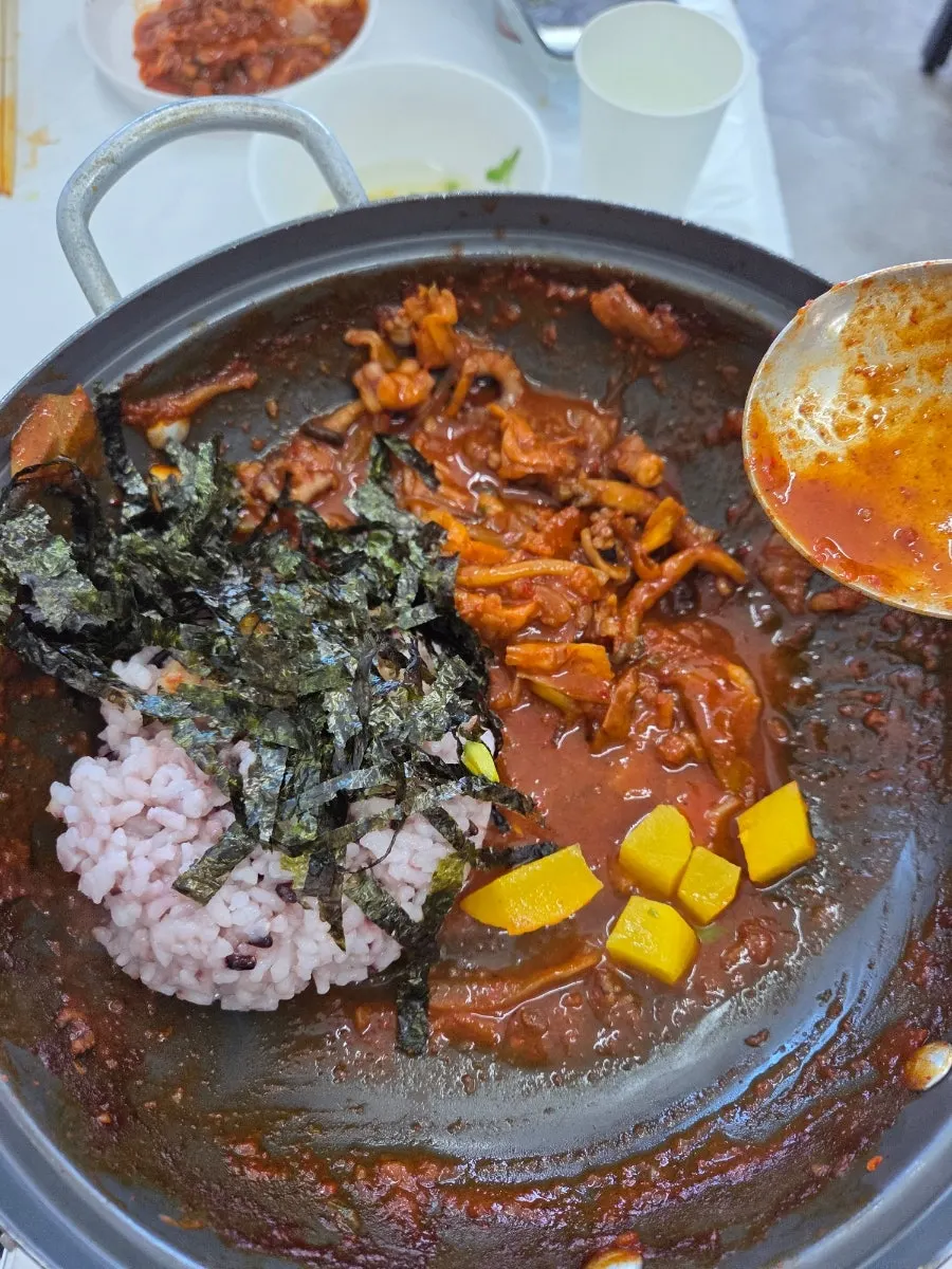 밥과 김, 단무지를 넣기 전 볶음밥 준비